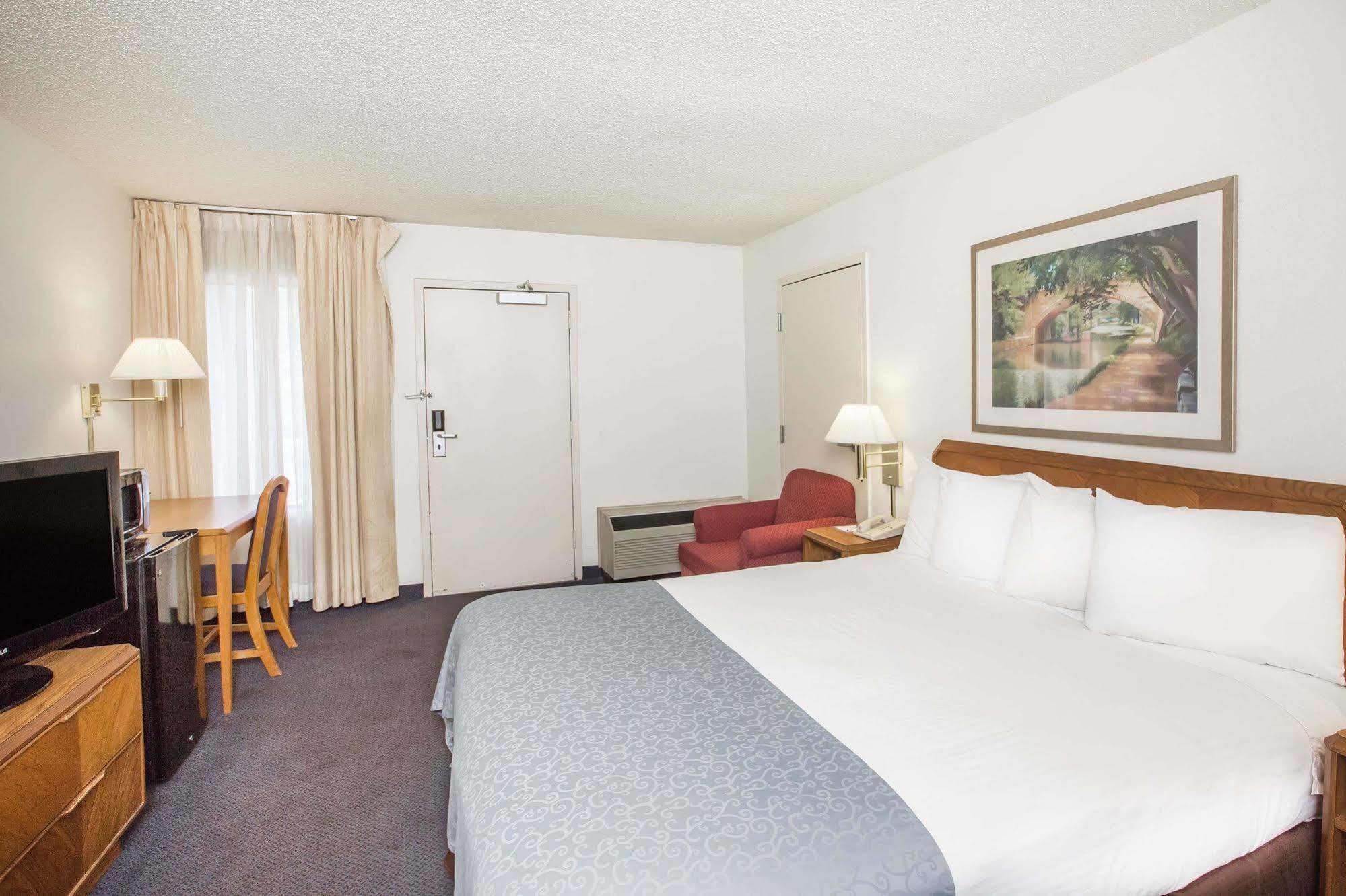Baymont By Wyndham Wilmington Hotel Buitenkant foto