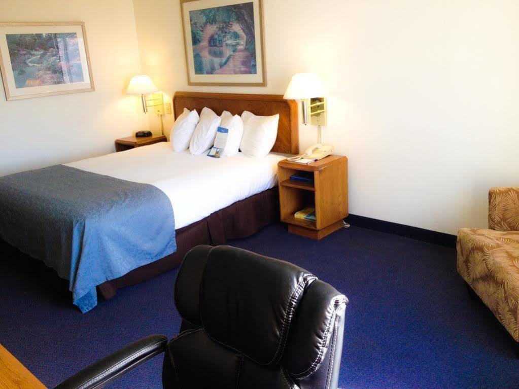 Baymont By Wyndham Wilmington Hotel Buitenkant foto
